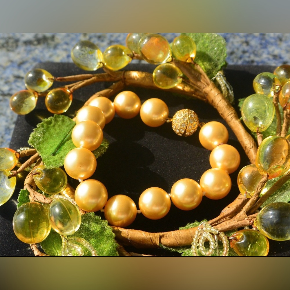 Elegant Pearl and Crystal Bracelet
